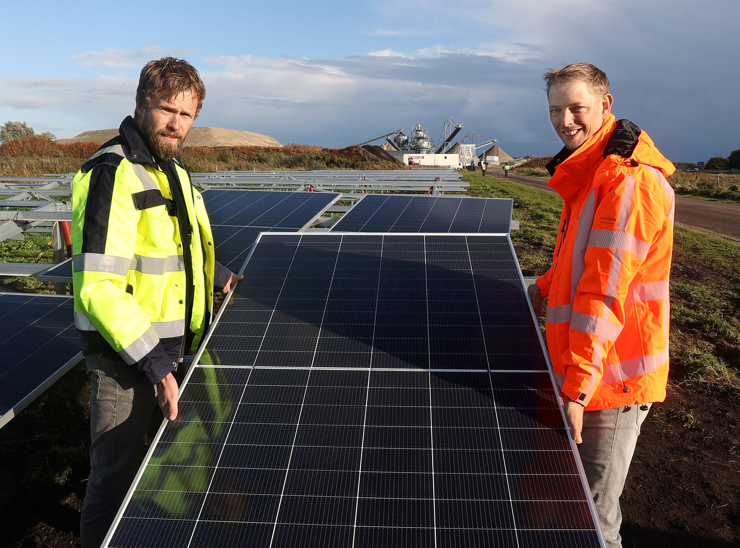 Eerste zonnepaneel geplaatst bij zonnepark Steenwijk